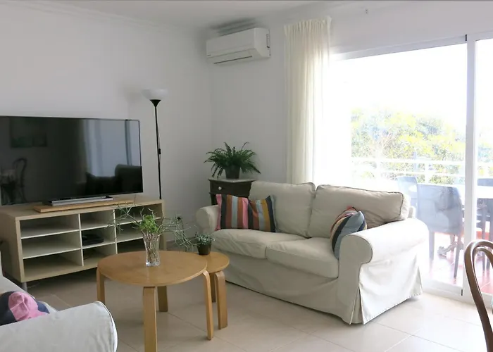 Gorgeous Sea Views And Great Location!